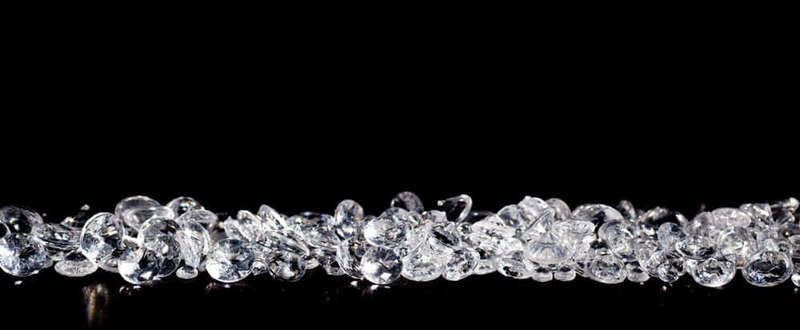 Сверхбыстрые лазерные импульсы превращают углерод в алмаз при комнатной температуре 