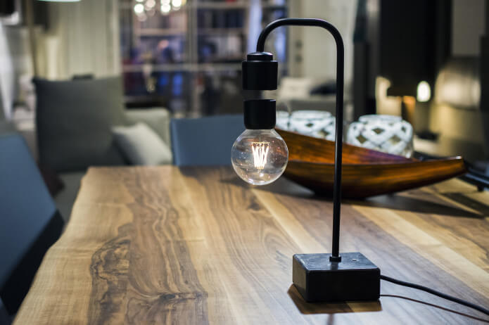 Дизайнеры создали красивую лампу с парящим в воздухе светом