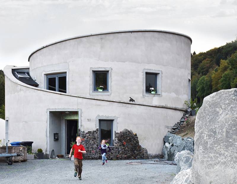 Цилиндрический дом Villa F, который производит биогаз для собственных нужд