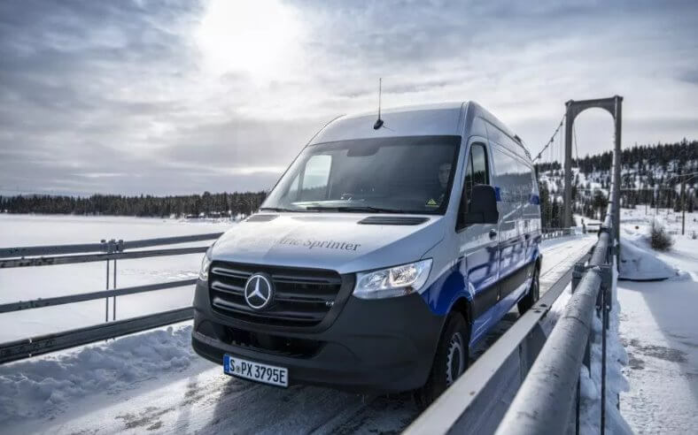 Электрический фургон Mercedes-Benz eSprinter испытали на зимней дороге