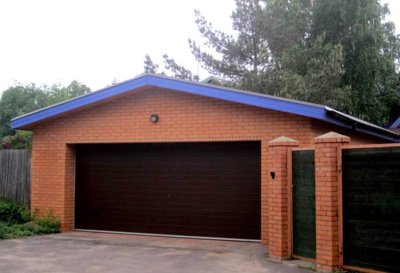 Что лучше построить на даче — навес или гараж?