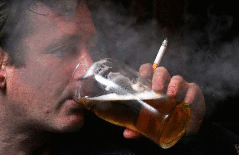 Подорожание сигарет уменьшило потребление дешевого  алкоголя