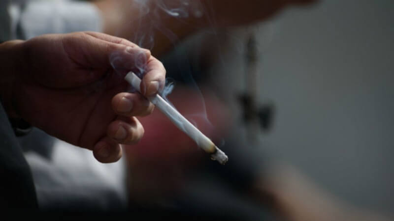 Как действует никотин и почему не он убивает курильщика?
