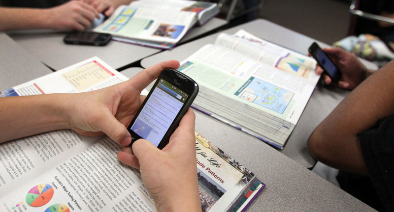Смартфоны снижают успеваемость учеников