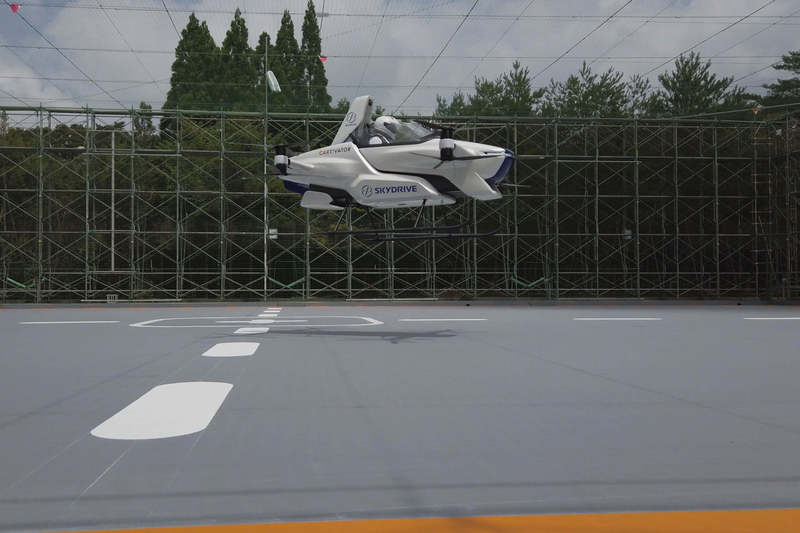 Японский "летающий автомобиль" отрывается от земли с человеком на борту