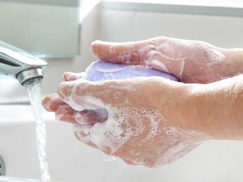 Мойте руки в течение 20 секунд: физика показывает, почему