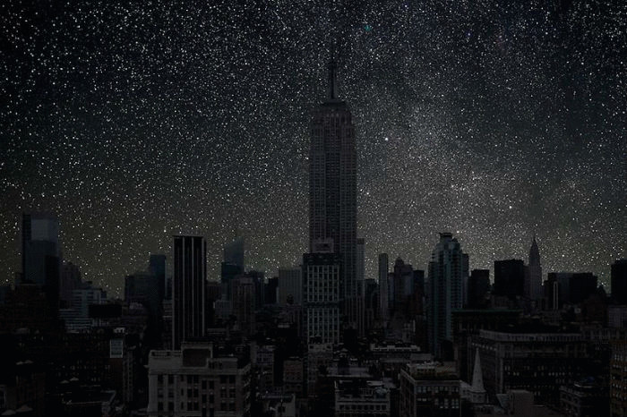 Потрясающие снимки звездного неба над мегаполисами, погружёнными во тьму 