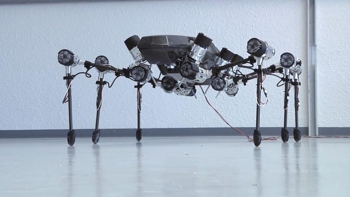 Инженеры создали шестилапого большого робота-насекомого